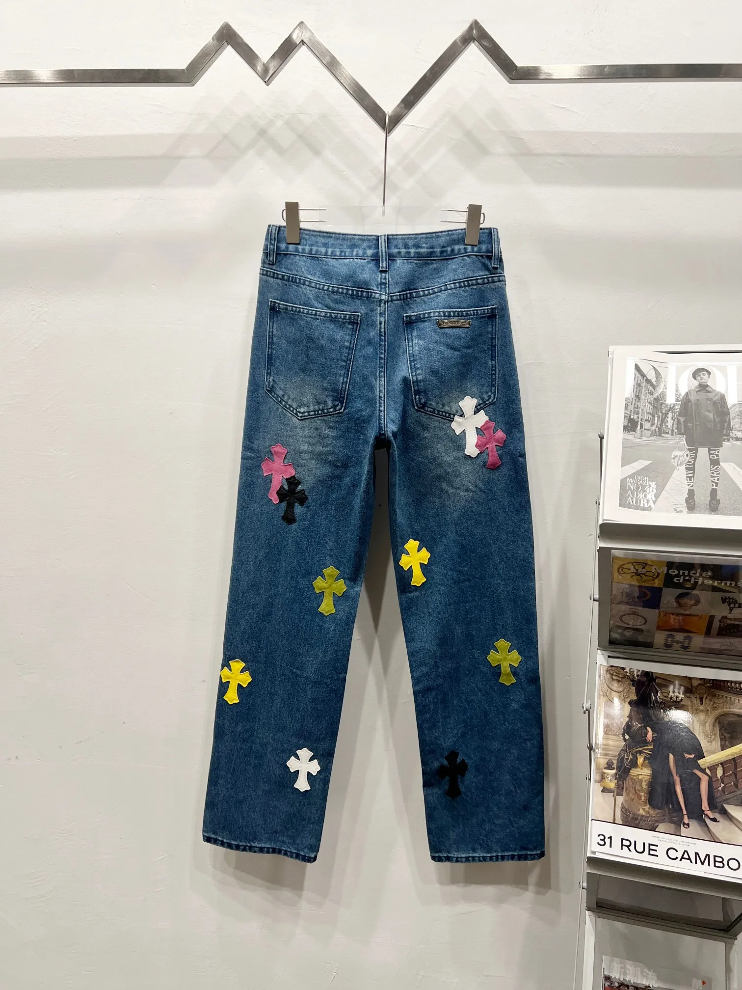 P250 Style Number: (c040) Chrome Hearts & Chrome Hearts 25ss Color Cross Patch Leather Jeans Chrome Hearts’ logging pants are here! ! ! CH Croix Heart Double Knee Cross Patch Leather Bo1 Style Logging Pants Straight-leg Work Pants B136 Croix Heart Cross Sanskrit Overalls Price 24W Level, patchwork cross pattern embellishment, high-waisted washed jeans! ! Absolutely high-end luxury products, 1.9W level god-level single products, super popular products, made by top heavy industry, not to be missed. About Zangyin, this is an extremely luxurious fashion brand, which can also be called the nobles of the high street. It has always been an exclusive brand of some hipsters or rich second generation. Compared with ordinary high streets, it is more luxurious and noble. Compared with luxury brands, it has a more fashionable personality and has always been a brand that I have a special liking for. Imported yarn is custom-woven into high-density twill canvas, which ensures a crisp silhouette while also making the fabric feel very delicate. It follows the B01 classic silhouette and has a crisp and stylish upper body. The ready-made garments are stone-ground and fermented and can be matched with any style. Buttons and zinc-drawn washables are genuine YKK retro metal products. Double-layered canvas on the front. Perfect details. All hardware is perfect. Size: 28-30-32-34-36 Color: Blue